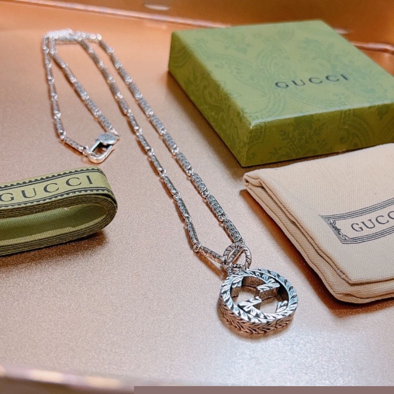 G*u*i necklaces